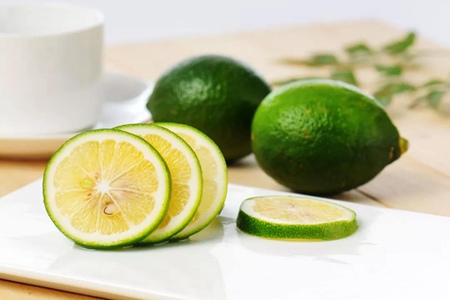 柠檬泡水喝的五大功效和作用，女性空腹喝减肥更有效