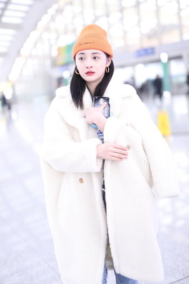 周洁琼日系穿搭街拍:Max Mara泰迪熊大衣,鸳鸯甜橙女孩