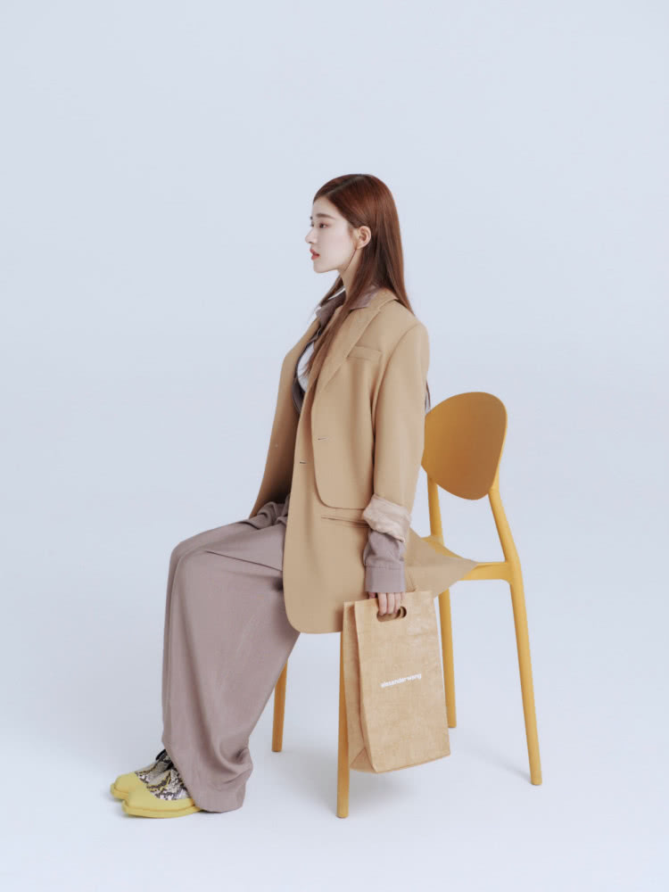 美女赵露思拍时尚杂志,连体裤配西装清纯优雅,这气质太好了