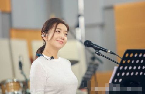 52岁江珊一家近照,小15岁老公颜值比靳东还帅,女儿长得比她还美