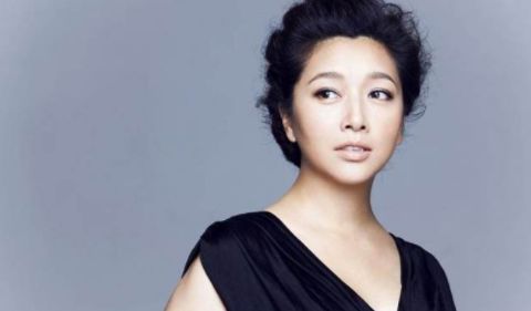 52岁江珊一家近照,小15岁老公颜值比靳东还帅,女儿长得比她还美