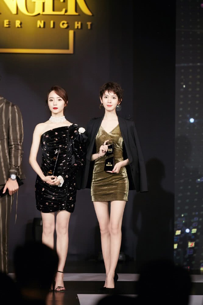 美女金晨穿衬衫短裤配西装，温暖又帅气