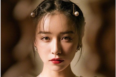 阚清子珍珠发卡美貌上线，复古发饰魅力来袭