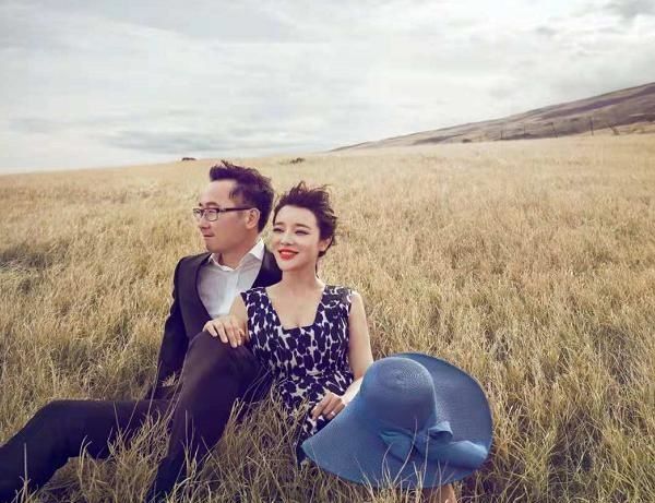 曾多次向秦岚求婚被拒,后娶小12岁央视美女主持,今47岁成赢家