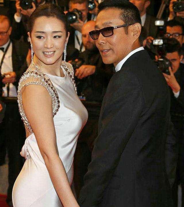 巩俐26年前的旧照片流出,身材太水灵,有谁注意到她身边的张艺谋