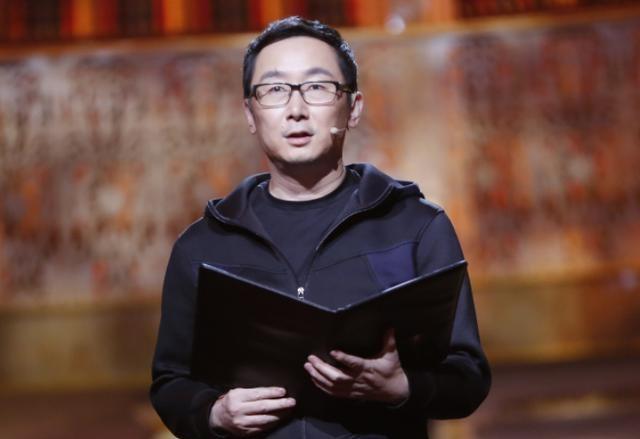 曾多次向秦岚求婚被拒,后娶小12岁央视美女主持,今47岁成赢家