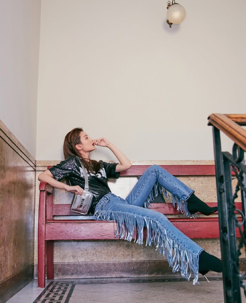 高挑美女乔欣外套配裙子,气场冷艳似女王