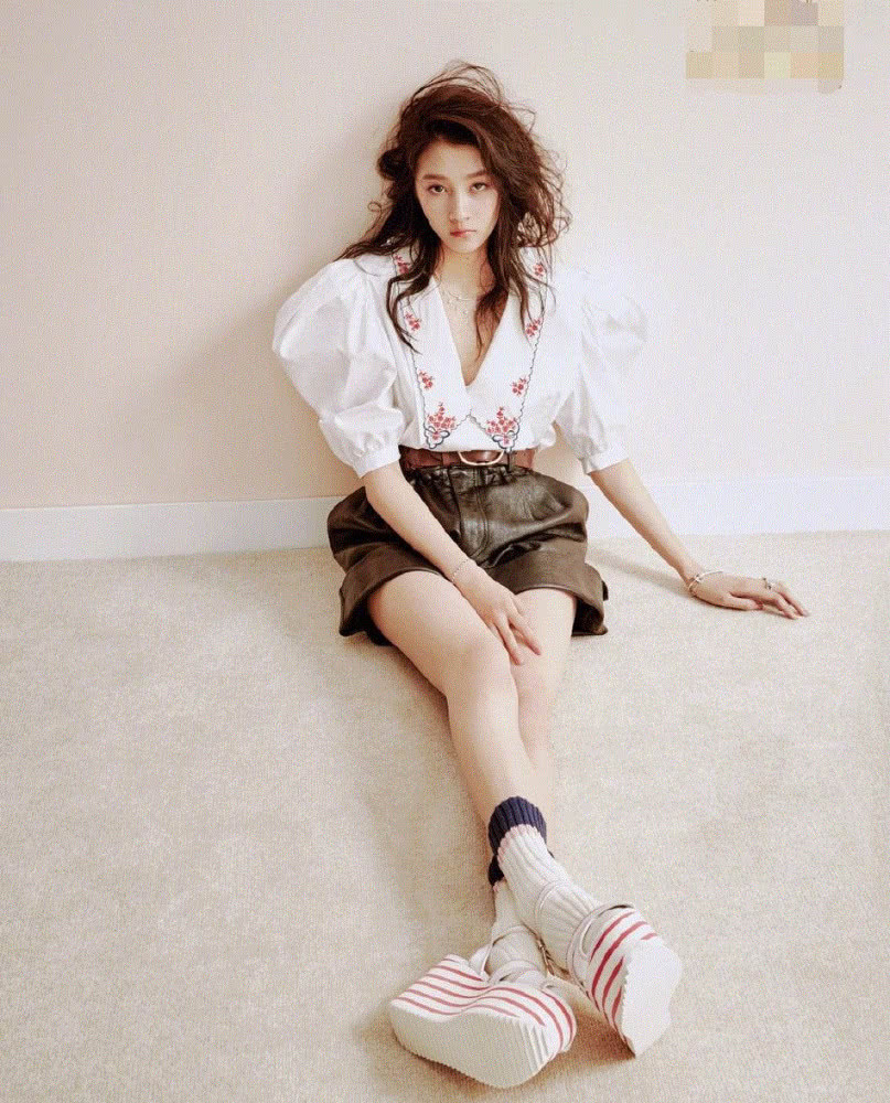 关晓彤改走成熟路线？凌乱感头发飘逸慵懒，全程无笑脸