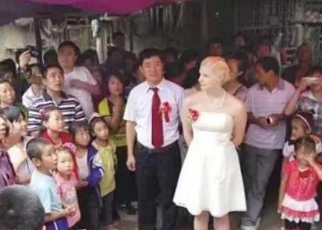 撒贝宁妻子李白是二婚？头婚照片疑似曝光，结婚环境有些太寒酸