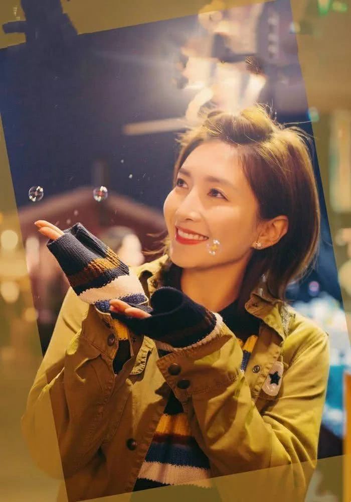 江疏影穿姜黄色外套搭配条纹毛衣保暖又减龄,太美丽