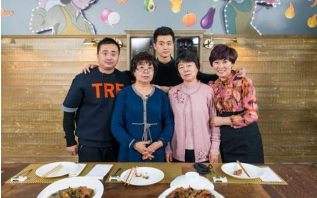 44岁赵海燕全家照,丈夫一水哥胖到认不出,儿子颜值高还是校草