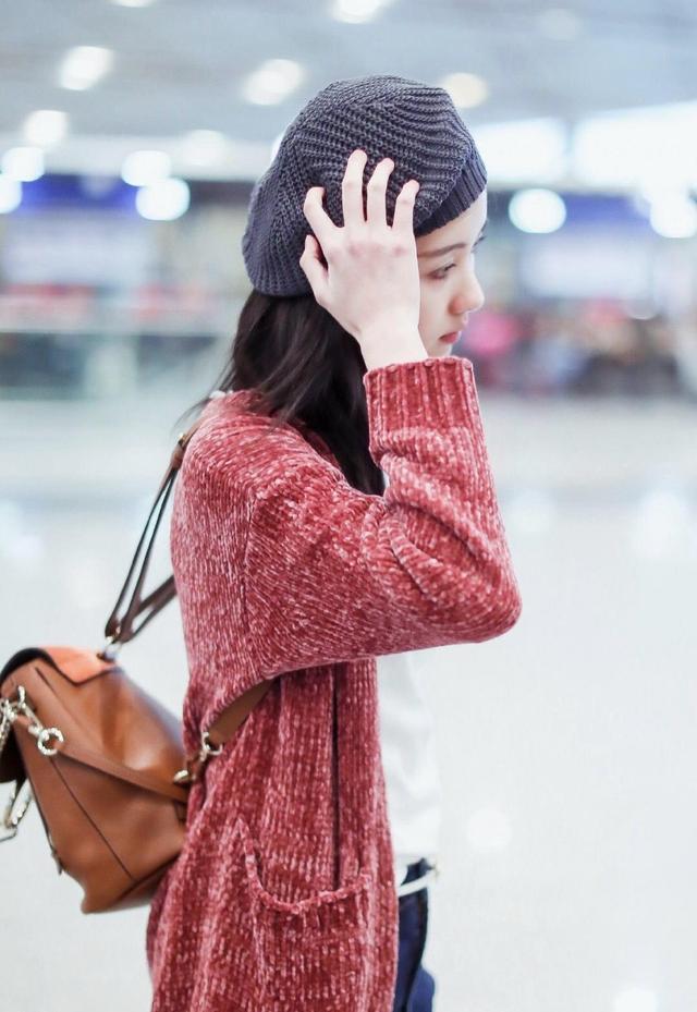 美女校花陈都灵机场街拍:穿长款开衫配牛仔裤,贝雷帽时尚洋气