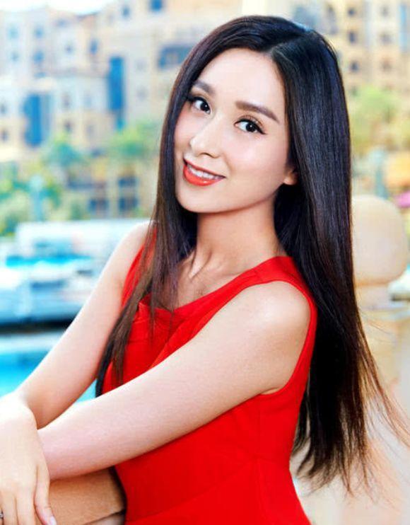 感路坎坷，与上海前首富交往毁掉星途，网友：戏子无情