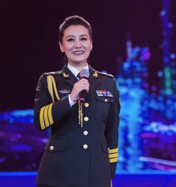 她是春晚常客,老公背景强大,今41岁似少女一般生活幸福