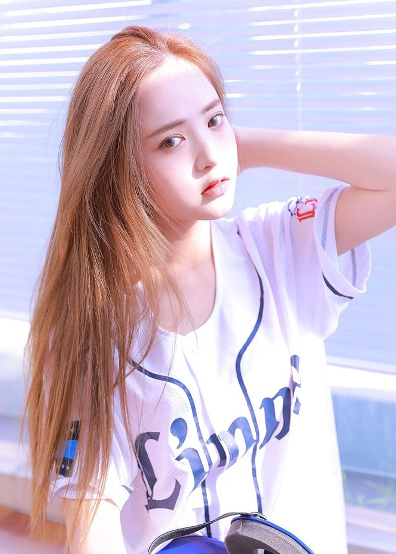 棒球服美女性感白嫩活力写真图片
