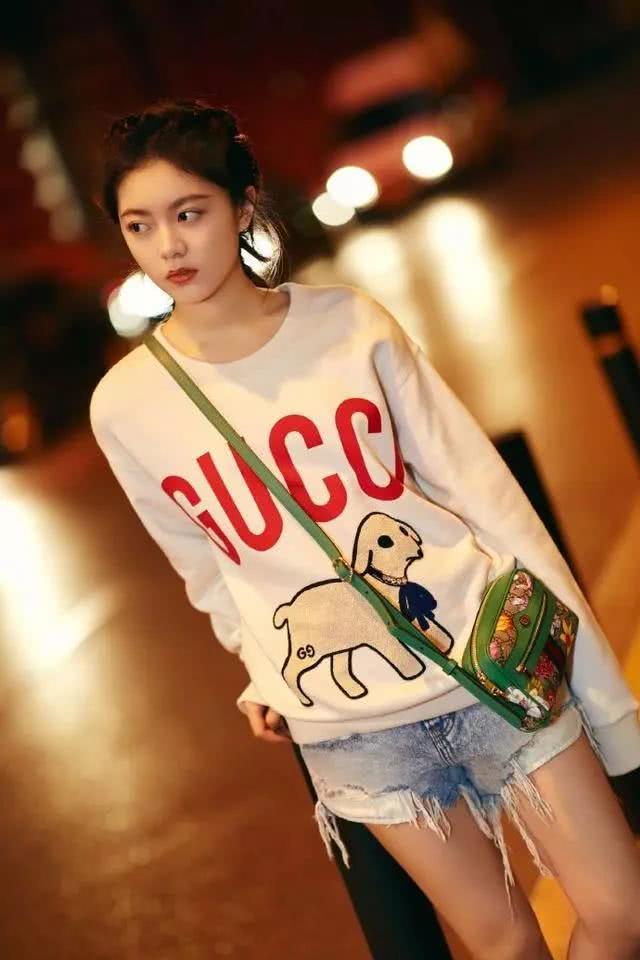 00后美女小花赵今麦罕见港风造型,红唇丸子头美艳有范,成熟中透着少女气息