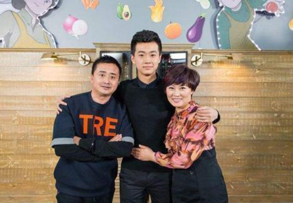 44岁赵海燕全家照,丈夫一水哥胖到认不出,儿子颜值高还是校草