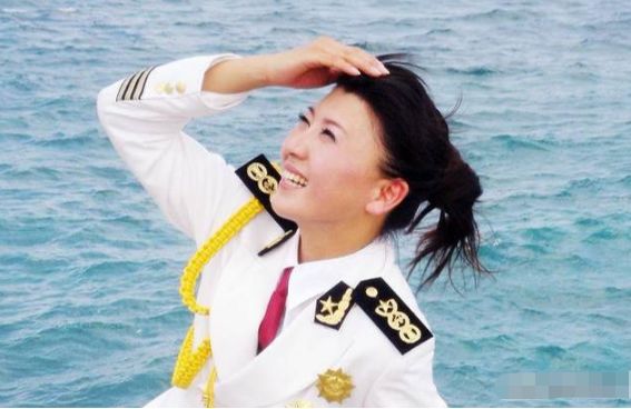 她是位文艺军官,多次登上春晚,却嫁了大10岁的“丑老公”