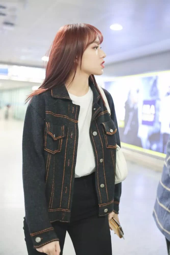 美女程潇踩塑料高跟鞋走红毯,穿上西装看着像120斤