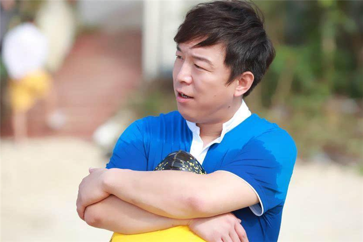 杨颖当众喊黄渤“叔叔”,黄渤拿黄晓明调侃,13字回应被赞情商高