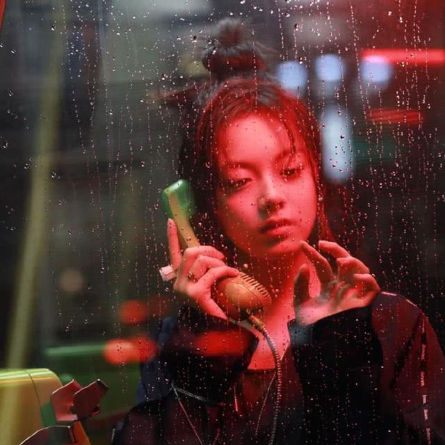 00后美女小花赵今麦罕见港风造型,红唇丸子头美艳有范,成熟中透着少女气息