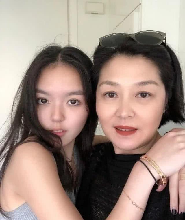 17岁法图麦穿吊带衫大晒月牙纹身,这么成熟的举动妈妈哈文不管?