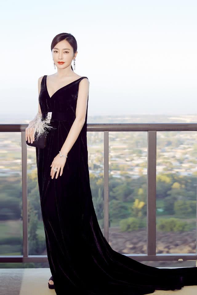 40岁秦岚美成“人间芭比”，一条渐变裙穿出婀娜身姿，女人味绝了