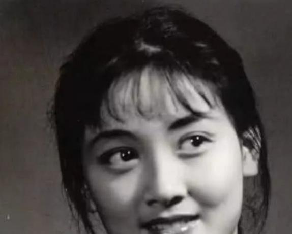 她是张国立的原配,张默的生母,单身31年,儿子是她一生的痛