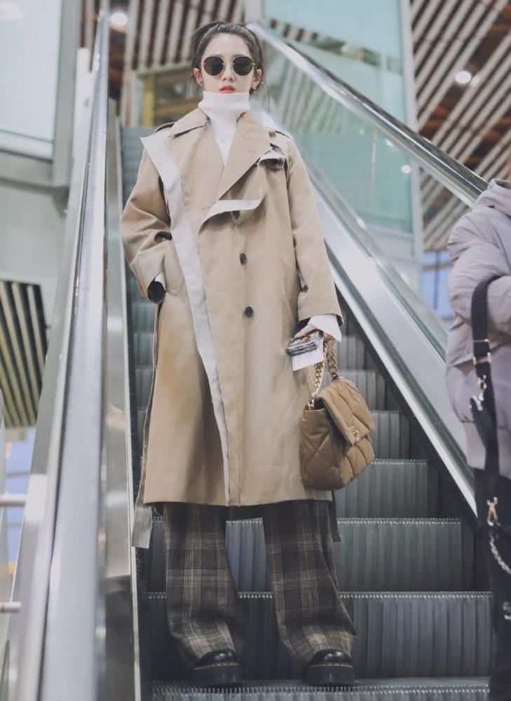 美女孟美岐变甜妹子,水貂绒毛衣配白色裤子,软萌形象惹人爱