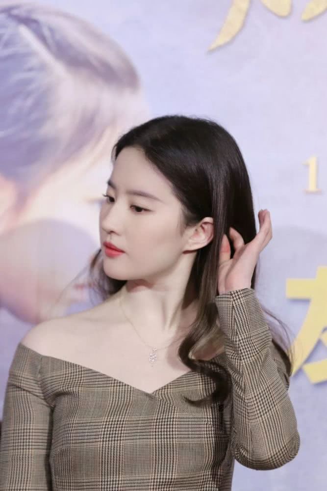 刘亦菲和古力娜扎，谁的颜才配得上“北影校花”四字