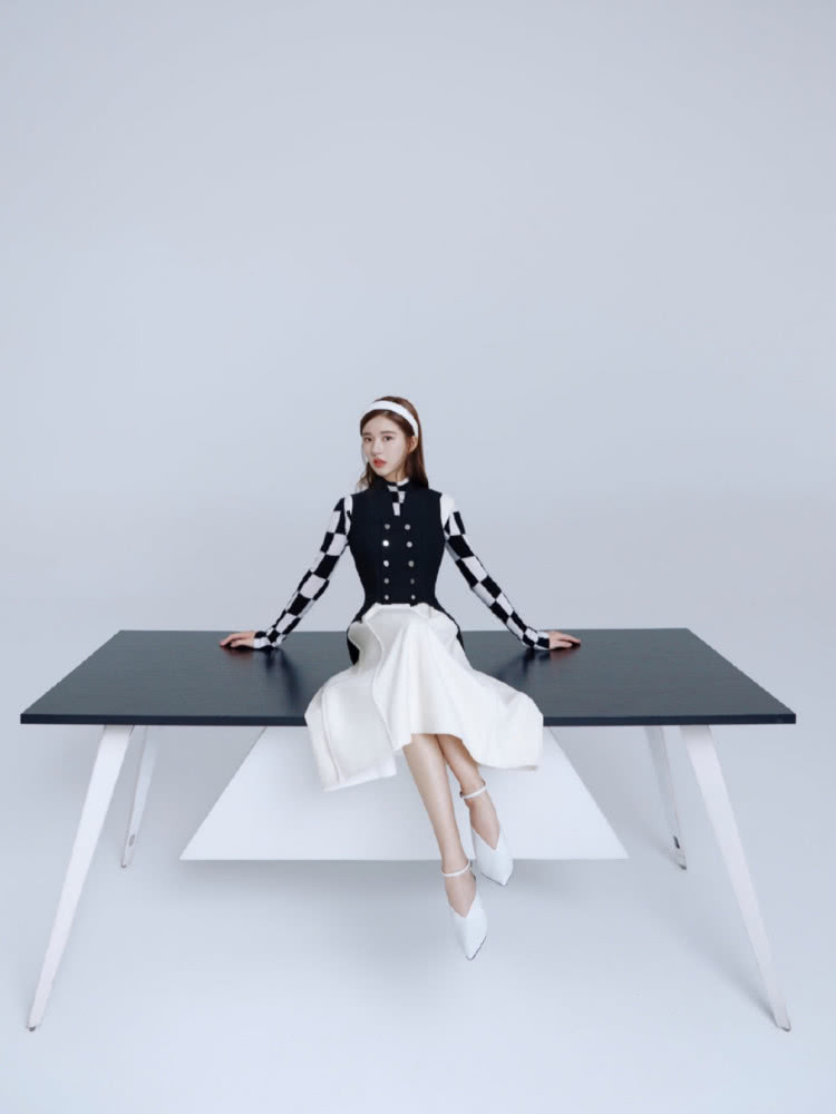 美女赵露思拍时尚杂志，连体裤配西装清纯优雅，这气质太好了