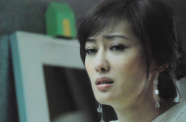 她曾做8年保姆,因“厕所门”险遭封杀,用情至深却被骗5亿