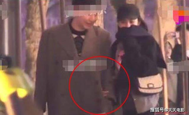 疑宋祖儿有恋情曝光?在街头挽手热聊不断,神秘男子正脸照居然是他