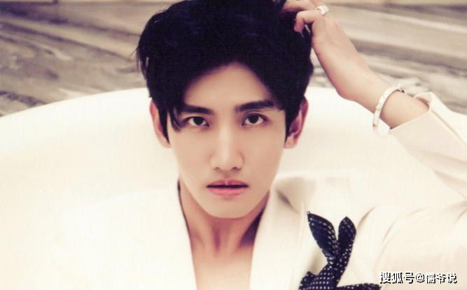 继鹿晗韩庚后,又一位顶流组合成员恋情曝光,他恋上的还是圈外人