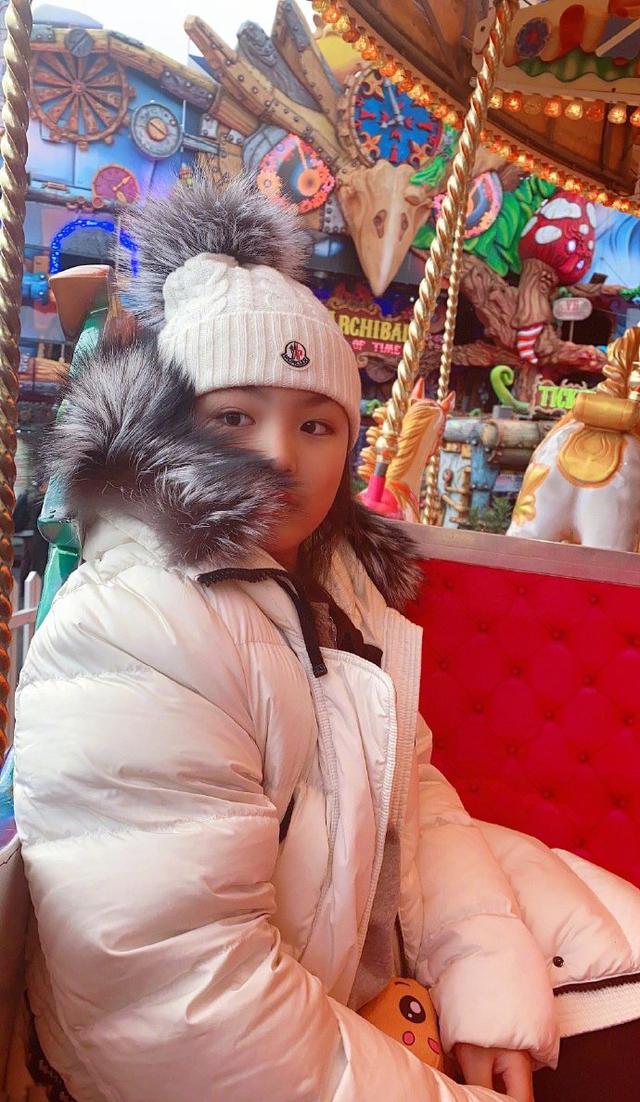 李湘晒与女儿王诗龄合照一起过圣诞节,网友:母女长得越来越像了