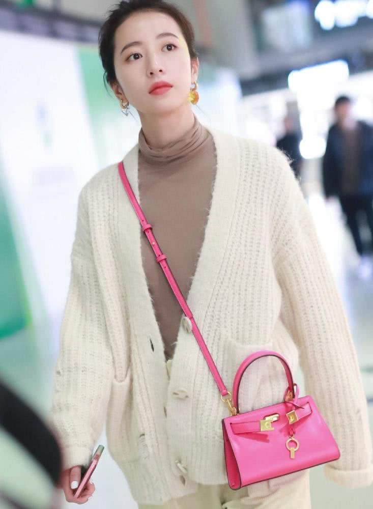 美女周雨彤一袭灰色长纱裙现身，完美勾勒肩颈线条，带着少女的灵动感