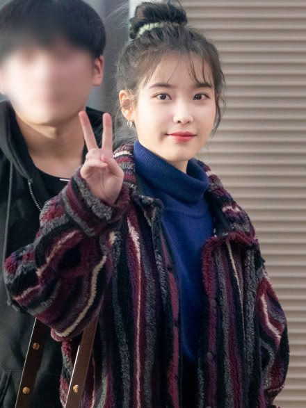 IU李知恩私服太酷，灰绿色大衣搭短靴展现绝佳曼妙身材