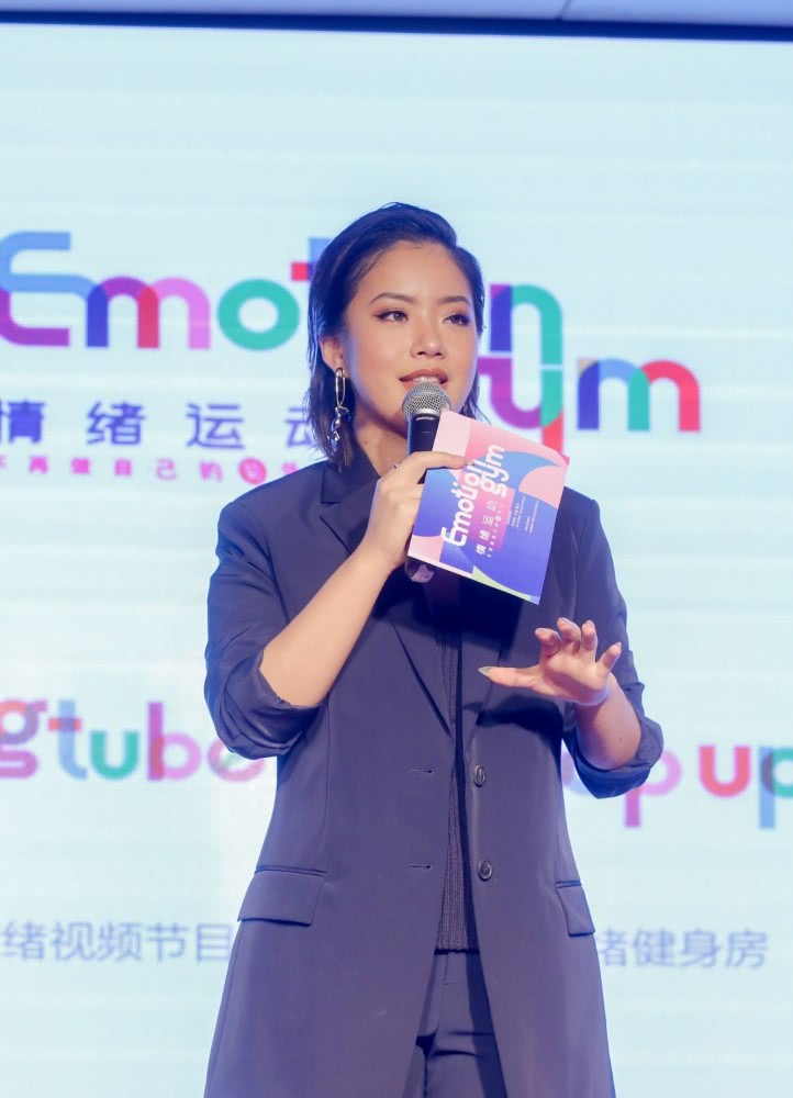 王菊羽毛上衣搭配亮钻裙出镜,霸气自信气场十足