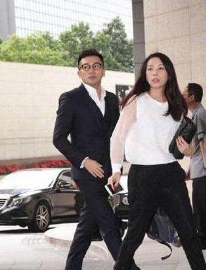 苏有朋终于公布结婚?女方实力不输林心如,网友:难怪隐婚不公开