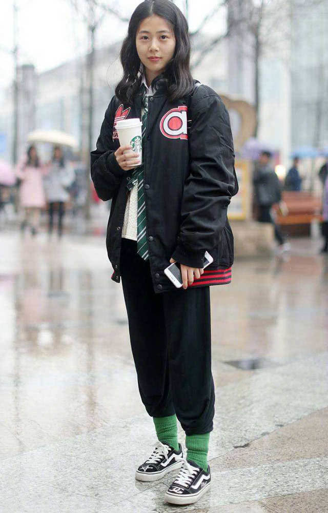 今年袜子裹“裤子”的穿法火了,保暖又舒适,“老寒腿”的福利