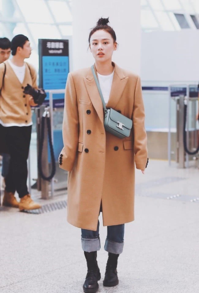 美女马思纯机场街拍:把裤子塞进马丁靴改成“折三折”,这腿细到要命了!