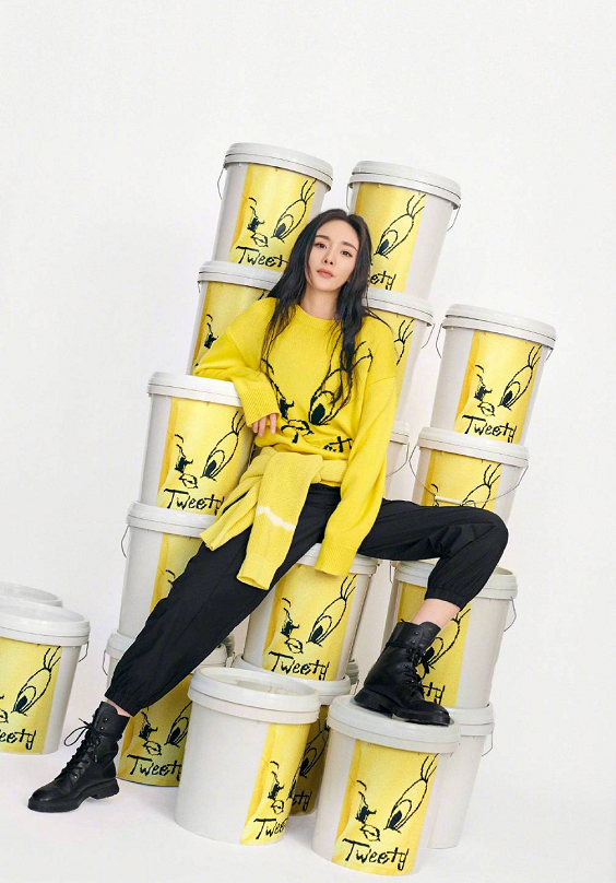 美女杨幂新代言穿毛衣上演“四连拍”,看到价格你会买单吗?