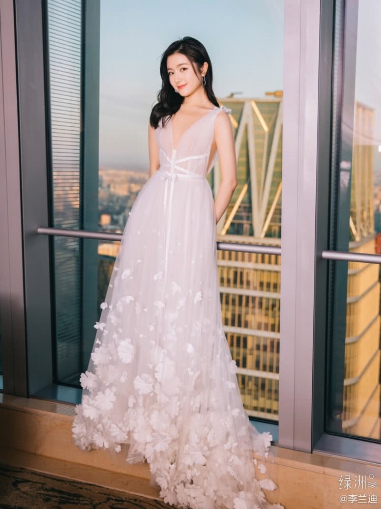 李兰迪穿白色花朵裙精致面容好一个仙女形象，尽显女神魅力