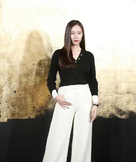 郑秀晶绝美搭配，确定不来看看吗？到底怎么样穿搭才能和她一样？