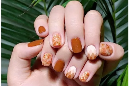 1566881165865328.jpg 秋天黄色枫叶美甲,女性美丽的指甲图案