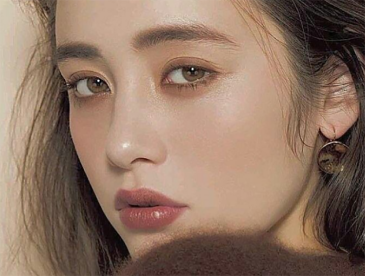 厌世脸走红网络，受到粉丝热捧！如何化出高级厌世妆？