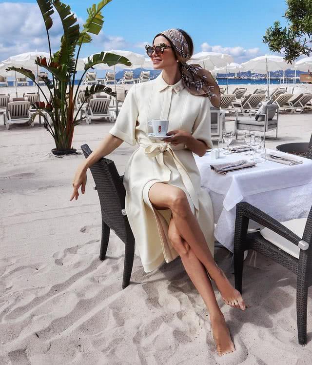 70后的她却有20岁的身材,时尚穿搭尽显魔鬼身材