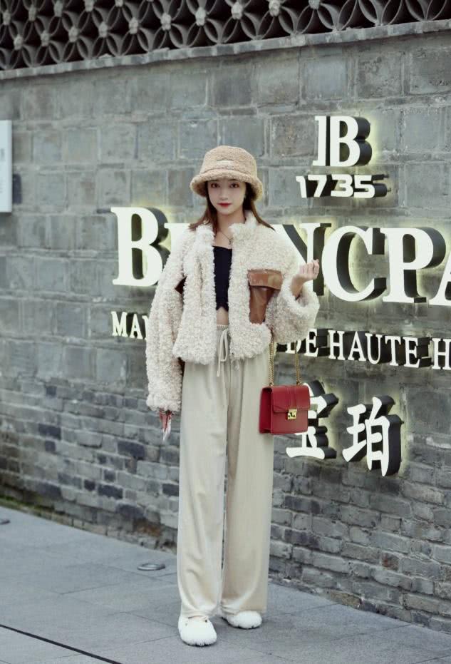国内街拍：今年最流行的冬装，时髦女生都穿它过冬
