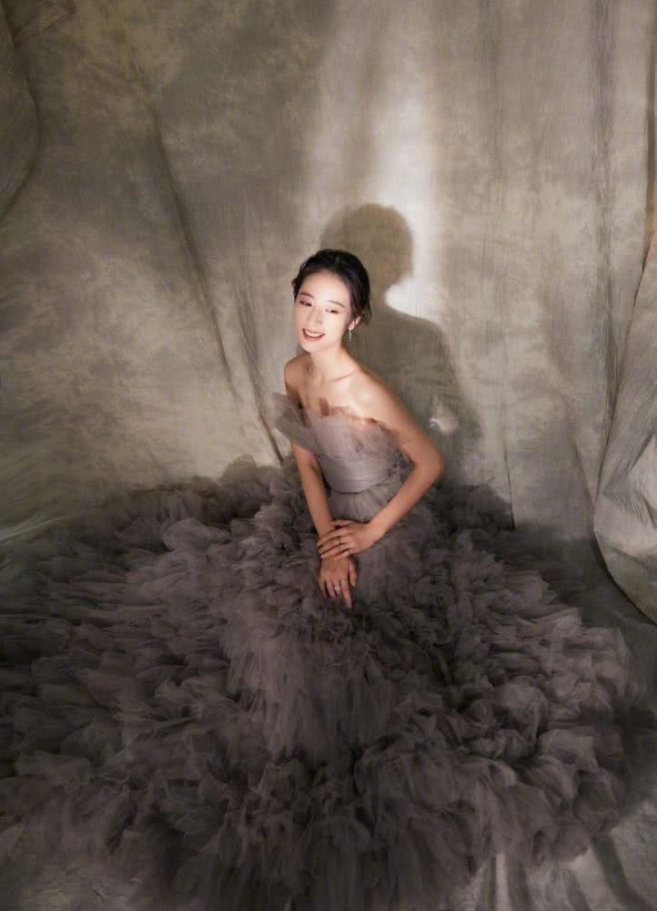 美女周雨彤一袭灰色长纱裙现身，完美勾勒肩颈线条，带着少女的灵动感