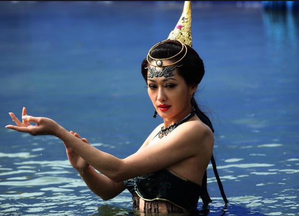 她曾做8年保姆,因“厕所门”险遭封杀,用情至深却被骗5亿